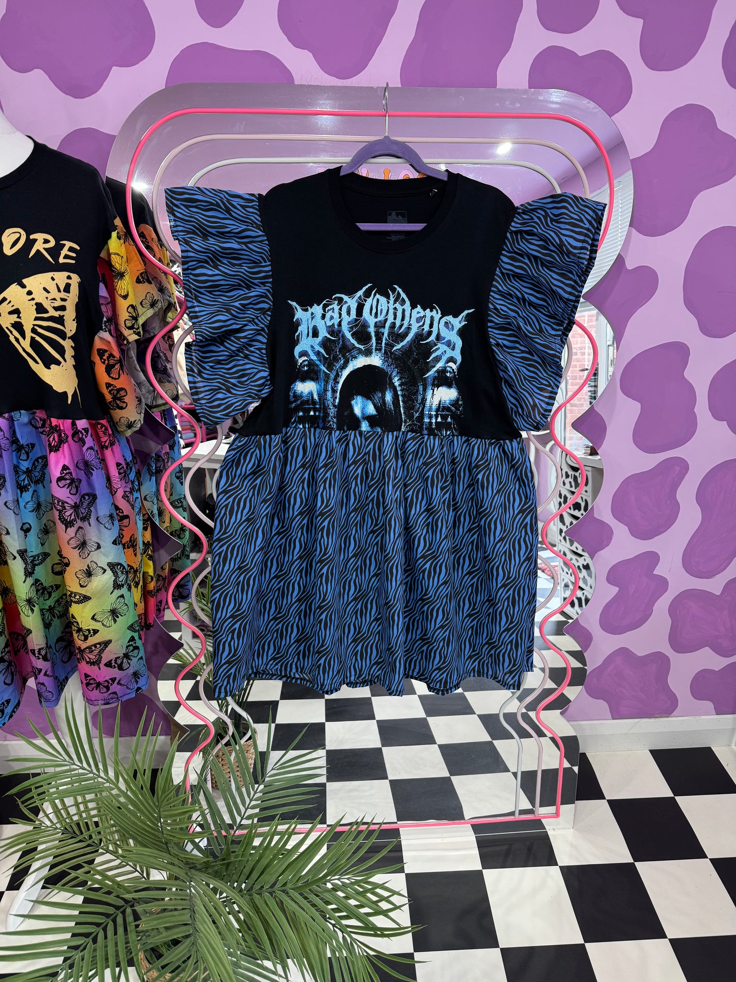 BAD OMENS SMOCK (L)