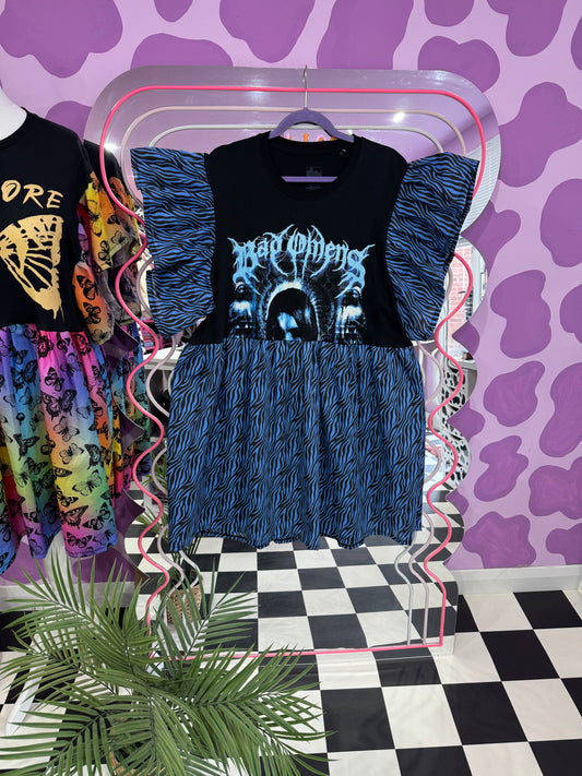 BAD OMENS SMOCK (L)